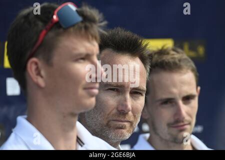 Prague, République tchèque. 17 août 2021. Les joueurs tchèques de Beach-volley Ondrej Perusic, à gauche, David Schweiner, à droite, et leur entraîneur italien Andrea Tomatis, au centre, assistent à une conférence de presse sur le World Tour 2 Star 2021 à Prague, en République tchèque, le 17 août 2021. Crédit : Michal Kamaryt/CTK photo/Alay Live News Banque D'Images