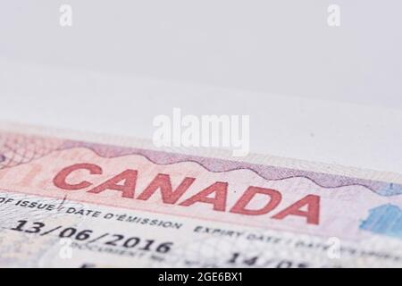 Tachkent, Ouzbékistan - 13 août 2021 : gros plan du visa canadien. Gros plan Visa d'immigration des résidents du Canada en passeport Banque D'Images