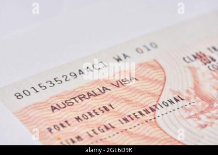 Tachkent, Ouzbékistan - 13 août 2021 : gros plan du visa australien. Gros plan résident australien visa d'immigration dans passeport Banque D'Images