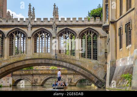 Punting sous le pont des Soupirs, St John's College, Cambridge Banque D'Images