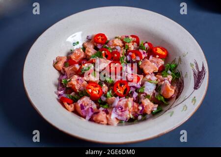 Ceviche de saumon, plaquée et délicieuse. Banque D'Images