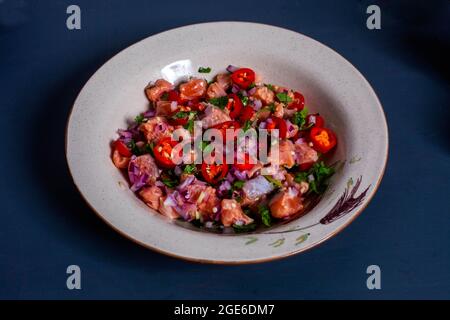 Ceviche de saumon, plaquée et délicieuse. Banque D'Images