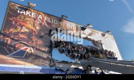 The Swarm Post apocalyptique Rollercoaster at Thorpe Park Theme Park London England B&M Wing Coaster Banque D'Images