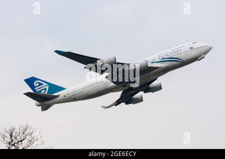 Air New Zealand Boeing 747 avion de ligne d'aviation jumbo ZK-SUJ décollage de l'aéroport de Londres Heathrow, Royaume-Uni lors d'une journée de vol. Départ long-courrier Banque D'Images