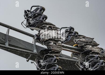 The Swarm Post apocalyptique Rollercoaster at Thorpe Park Theme Park London England B&M Wing Coaster Banque D'Images