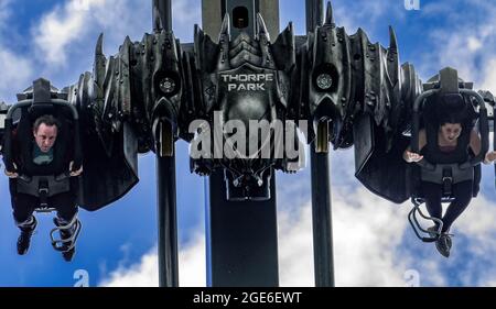 The Swarm Post apocalyptique Rollercoaster at Thorpe Park Theme Park London England B&M Wing Coaster Banque D'Images