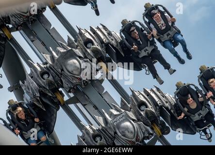 The Swarm Post apocalyptique Rollercoaster at Thorpe Park Theme Park London England B&M Wing Coaster Banque D'Images