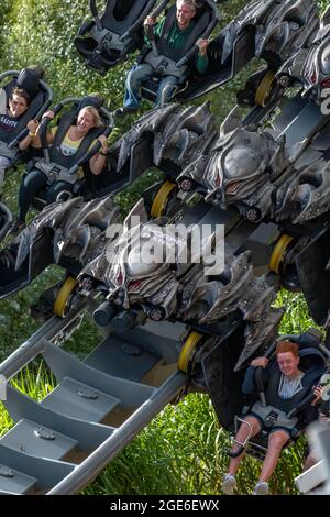 The Swarm Post apocalyptique Rollercoaster at Thorpe Park Theme Park London England B&M Wing Coaster Banque D'Images