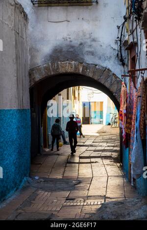 Maroc, Essaouira : les enfants jouent au ballon dans une voie de la médina, inscrite au patrimoine mondial de l'UNESCO Banque D'Images