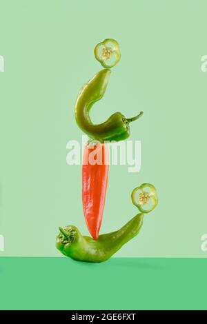 Légumes verts frais poivrons équilibre alimentaire sur fond géométrique vert, poivre vert et rouge, vitamine végétarienne et régime végétalien équilibre créatif Banque D'Images