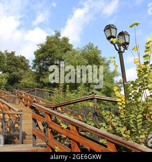 Escalier dans le parc. Parc d'automne Banque D'Images