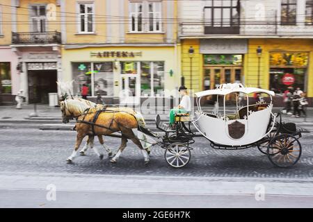 Lviv, Ukraine - 25 août 2018 : calèche dans l'ancienne ville de Lviv Banque D'Images