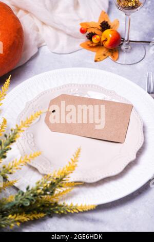Table d'automne avec carte papier marron. Halloween ou dîner de Thanksgiving Banque D'Images