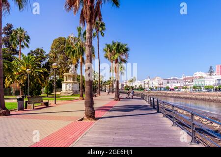 Promenade au bord de la rivière Ayamonte dans les jardins municipaux du parc Navarro. Le monument à notre dame des sorrodes sur la gauche. Ayamonte Huelva Espagne Banque D'Images