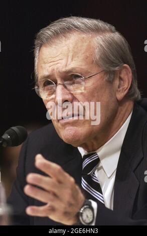 WASHINGTON DC, États-Unis - 24 septembre 2003 - le secrétaire américain à la Défense, Donald H Rumsfeld, témoigne devant le Comité des crédits du Sénat américain au Capitole Banque D'Images