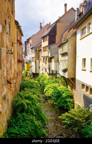 Le ruisseau Liepvrette s'écoule entre les maisons de Sainte-Marie-aux-Mines, du Haut-Rhin et de la région du Grand est dans le nord-est de la France. Banque D'Images