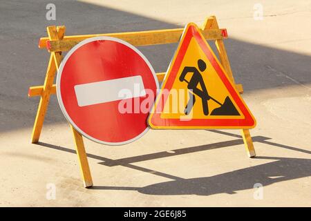 Sur la route. Panneau de réparation Banque D'Images