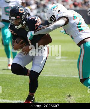 ÉTATS-UNIS. 16 août 2021. Chicago porte le quarterback Justin Fields se précipite pour un touchdown dans le troisième trimestre d'un match de pré-saison contre les Dolphins de Miami le samedi 14 août 2021, au Soldier Field à Chicago. (Photo de John J. Kim/Chicago Tribune/TNS/Sipa USA) crédit: SIPA USA/Alay Live News Banque D'Images