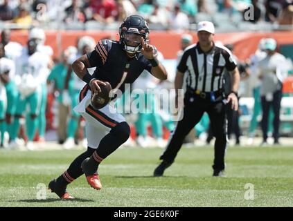 ÉTATS-UNIS. 16 août 2021. Chicago porte le quarterback Justin Fields (1) se précipite pour un touchdown au troisième trimestre contre les Dolphins de Miami au Soldier Field le samedi 14 août 2021, au Soldier Field à Chicago. (Photo de John J. Kim/Chicago Tribune/TNS/Sipa USA) crédit: SIPA USA/Alay Live News Banque D'Images