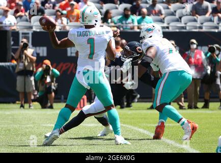 ÉTATS-UNIS. 16 août 2021. Chicago porte une fin défensive Robert Quinn (94) chase les dauphins de Miami Quarterback Tua Tagovailoa (1) dans le premier trimestre à Soldier Field le samedi 14 août 2021, à Chicago. (Photo de John J. Kim/Chicago Tribune/TNS/Sipa USA) crédit: SIPA USA/Alay Live News Banque D'Images