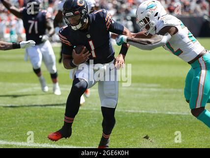 ÉTATS-UNIS. 16 août 2021. Chicago porte le quarterback Justin Fields se précipite pour un touchdown au troisième trimestre contre les Dolphins de Miami dans le pré-season d'ouverture à Soldier Field le samedi 14 août 2021, à Soldier Field à Chicago. (Photo de John J. Kim/Chicago Tribune/TNS/Sipa USA) crédit: SIPA USA/Alay Live News Banque D'Images