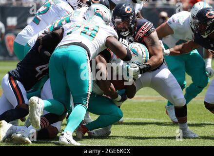 ÉTATS-UNIS. 16 août 2021. Chicago Bears défensive End Lacale London, à droite, fait un défi dans le troisième quart d'un match de pré-saison contre les Dolphins de Miami le samedi 14 août 2021, au Soldier Field à Chicago. (Photo de John J. Kim/Chicago Tribune/TNS/Sipa USA) crédit: SIPA USA/Alay Live News Banque D'Images