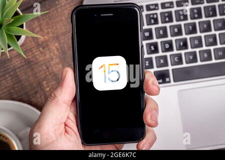 Antalya, TURQUIE - 17 août 2021. IPhone avec le logo de la nouvelle iOS 15, le prochain système d'exploitation d'Apple pour ses smartphones à sortir. Banque D'Images