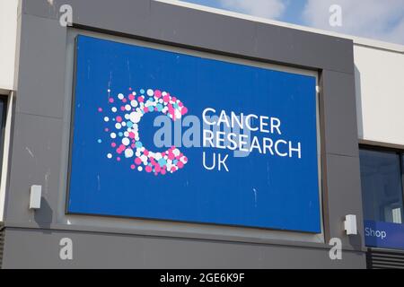 Panneaux de signalisation du parc de vente au détail de cancer Research UK Banque D'Images
