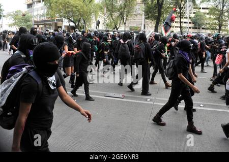 Non exclusif: MEXICO, MEXIQUE - AOÛT 16: Des membres du groupe féministe 'Black like Obsidian', prennent part à une manifestation pour protester à nouveau Banque D'Images