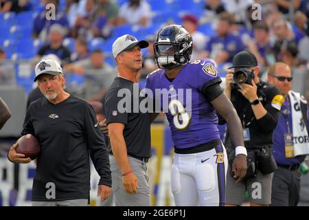 Baltimore Ravens entraîneur-chef John Harbaugh avec QB Lamar Jackson pendant le premier match de pré-saison de l'algue 2021 Sam., 14 août 2021. (Photo de Karl Merton Ferron/Baltimore Sun Staff) Banque D'Images