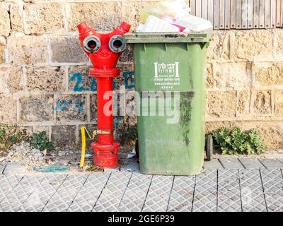 Israël, tel Aviv - 4 février 2017 : poubelle verte et borne incendie rouge dans la rue de tel-Aviv Banque D'Images