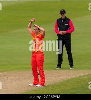 Georgia Elwiss de Birmingham Phoenix réagit à son bowling contre le feu gallois dans la centaine Banque D'Images