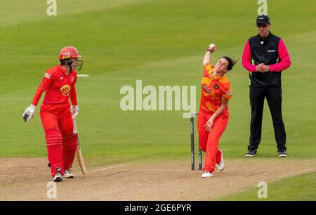 Georgia Elwiss de Birmingham Phoenix Bowling et regardé par Georgia Redmayne de Welsh Fire dans la centaine Banque D'Images