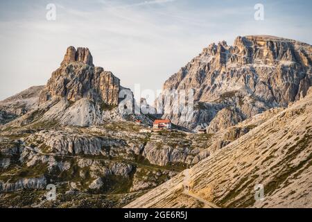 Paysage naturel incroyable autour de la célèbre Tre cime di Lavaredo. Rifugio Antonio Locatelli cabane alpine destination de voyage populaire dans les Dolomites Banque D'Images