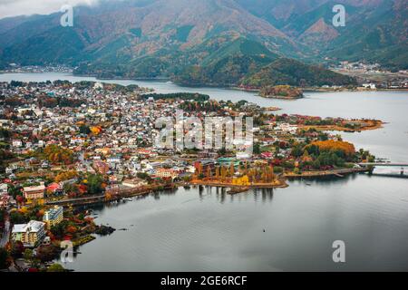 Hôtels et stations balnéaires sur le lac kawaguchi pendant la saison d'automne. Banque D'Images