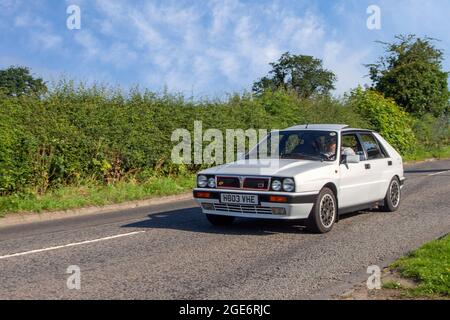 1991 90s blanc Lancia Delta Integrale 4dr 1995cc saloon essence en route vers Capesthorne Hall Classic July car show, Cheshire, Royaume-Uni Banque D'Images