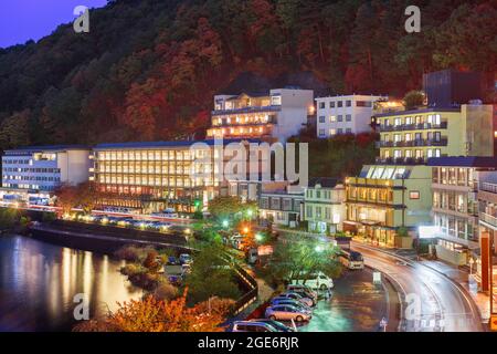 Lac Kawaguchi, avec resorts au bord du lac au crépuscule en automne. Banque D'Images