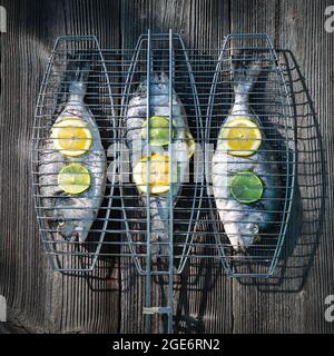 Préparé pour griller du poisson dorada sur une table en bois. Photographie alimentaire Banque D'Images