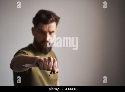 Gros plan sur un couteau pliant dans la main d'un militaire Banque D'Images
