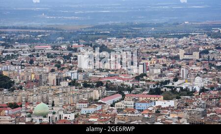 Vue aérienne de la ville de Blida depuis le parc national de Chrea, Algérie. Banque D'Images