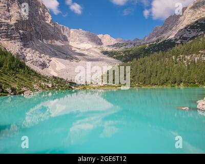 L'eau laiteuse du magnifique lac de Sorapis dans le Tyrol du Sud Banque D'Images