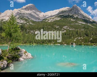 L'eau laiteuse d'un beau lac de montagne dans le Tyrol du Sud Banque D'Images