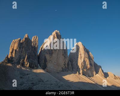 La lune au-dessus des sommets rocheux des trois sommets en Italie Banque D'Images