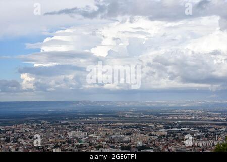 Vue aérienne de la ville de Blida par une journée nuageux depuis le parc national de Chrea, en Algérie. Banque D'Images