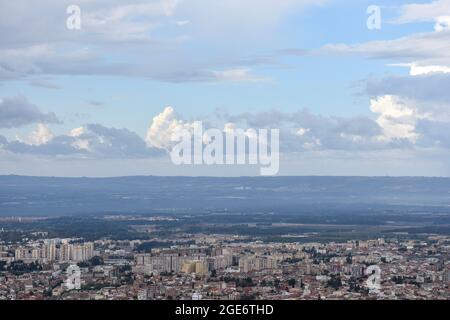 Vue aérienne de la ville de Blida par une journée nuageux depuis le parc national de Chrea, en Algérie. Banque D'Images