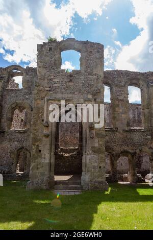 L'entrée de la véranda des appartements royaux dans le Bailey intérieur, construit par Richard II vers 1390, montrant le grand hall: Le château de Portchester, Hampshire Banque D'Images