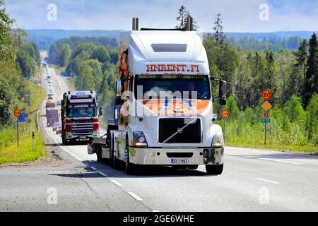 White personnalisé Volvo VNL 64T 670 Truck Lucky Luke année 2004 de HN Rent Oy en convoi de camion au Power Truck Show 2021. 12 août 2021. Banque D'Images