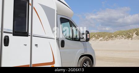Un camping-car au Danemark sur la plage de Vejers Strand Banque D'Images