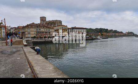 Zumaia, Espagne - 14 août 2021 : bâtiments traditionnels basques dans la ville portuaire de Zumaia Banque D'Images