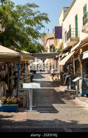 Rue dans la ville de Kos rempli de restaurants, bars et magasins mais pas de touristes, été 2021. Kos, Grèce Banque D'Images